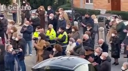 Applausi e garofani rossi per l'addio all'ex sindaco Pompizi