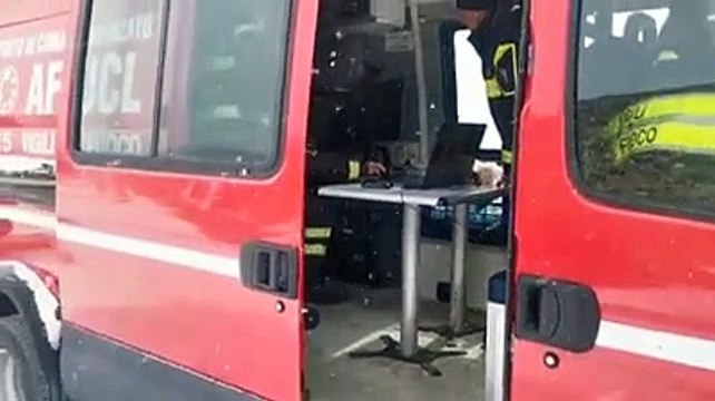 Forze dell'ordine e soccorritori alla ricerca dello scomparso