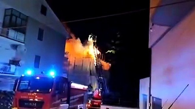 Chieti, palazzo in fiamme in zona Tricalle