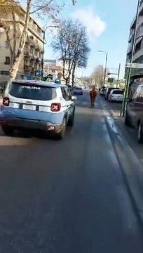 Pescara, cavallo a spasso sulla Tiburtina scortato dalla polizia