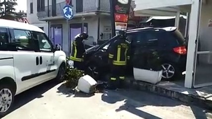 Tragedia sfiorata a Sant'Egidio, l'auto ha travolto la veranda del bar
