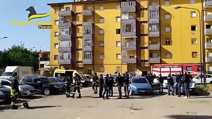 Pescara, la guardia di finanza al "Ferro di Cavallo"