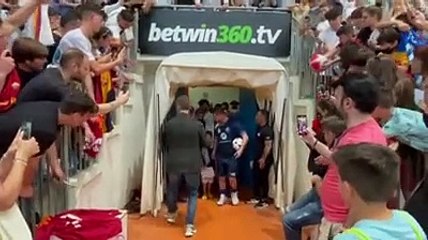 Totti a Roseto, pioggia di selfie e autografi con i ragazzi