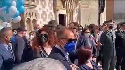 L'Aquila, il lungo applauso al feretro del bimbo