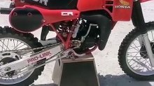 A pristine 1982 Honda CR125R! Honda’s second year of water cooling for their production CR125. Thanks to @vialandavid for sharing this awesome video! #VintageMoto-gu_eHUmWBCxx8w0ac6gnMtUHO