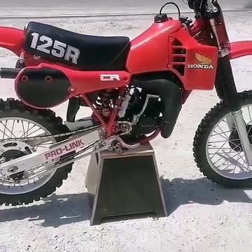 A pristine 1982 Honda CR125R! Honda’s second year of water cooling for their production CR125. Thanks to @vialandavid for sharing this awesome video! #VintageMoto-gu_eHUmWBCxx8w0ac6gnMtUHO