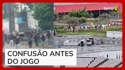 Torcedores do Corinthians apedrejam ônibus do Flamengo e tentam invadir setor rubro-negro
