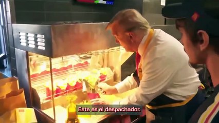 Donald Trump atiende a clientes de un McDonald's como parte de su campaña: "Ya he trabajado 15 minutos más que Kamala"
