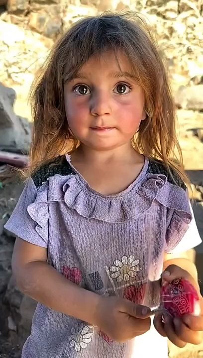 Şeker vermek istediği çocuğun ürkek tavırlarından etkilenip onu bir daha ziyaret eden ve ürkekliği mutluluğa dönüştüren fotoğrafçı 