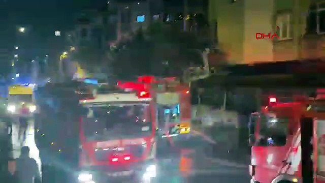 İstanbul-Eyüpsultan’da 3 katlı binanın çatısı alev alev yandı