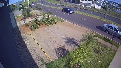Câmera mostra condutora subindo na calçada e colidindo em muro na avenida Portugal