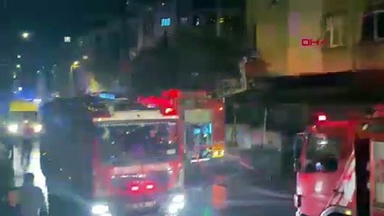 İstanbul-Eyüpsultan’da 3 katlı binanın çatısı alev alev yandı