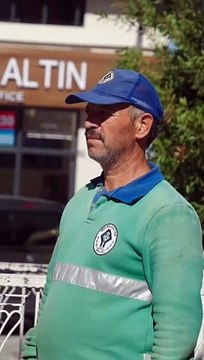 Rize Belediyesi’nde temizlik personeli olarak görev yapan İsmail Yılmaz’a eşi ve kızından duygulandıran doğum günü sürprizi