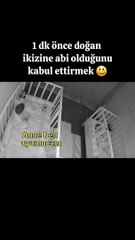 Kendinden 1 dakika önce doğan ikizine abi olduğunu söyleyip sorumluluğu verdikten sonra ortalığı yatıştıran ufaklık 