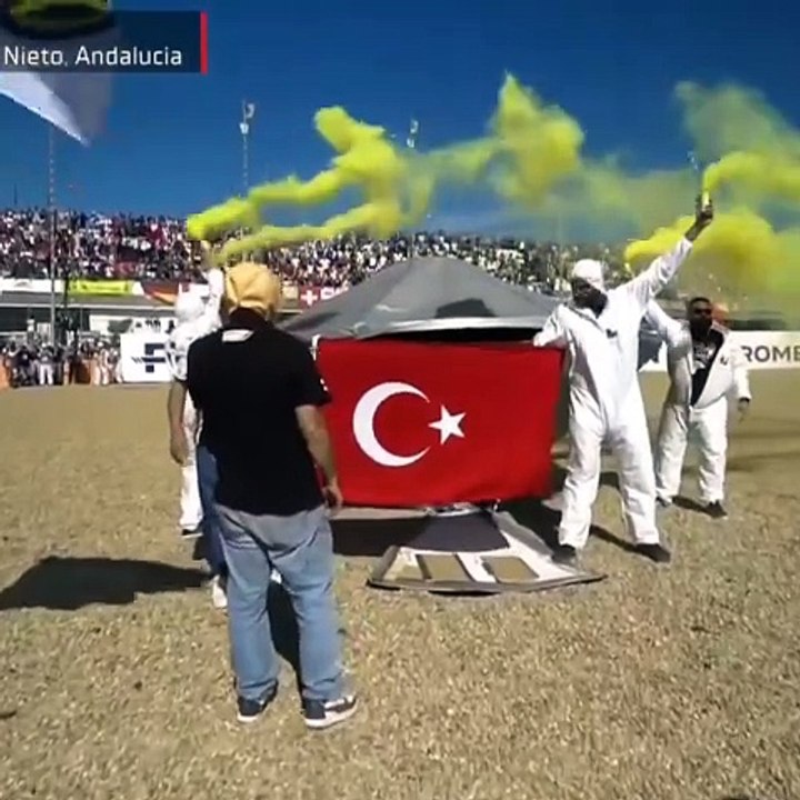 2. kez Dünya Superbike Şampiyonu olan Toprak Razgatlıoğlu'nın yarış sonrası yaptığı UFO gösterisi 