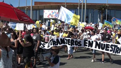 Miles de personas se manifiestan en contra del turismo de masas en las islas Canarias