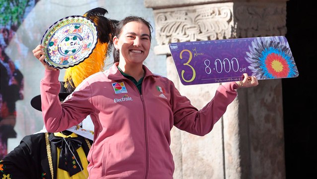 Alejandra Valencia recibe premio por su tercer lugar en la Final de la Copa del Mundo de Tiro con Arco en Tlaxcala