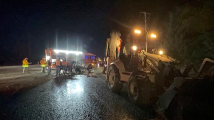 Tekirdağ’da iş makinesine çarpan otomobil alev aldı