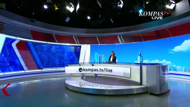 Murid SMK Citra Medika Sragen Antusias Pasang Foto Presiden Prabowo dan Wapres Gibran