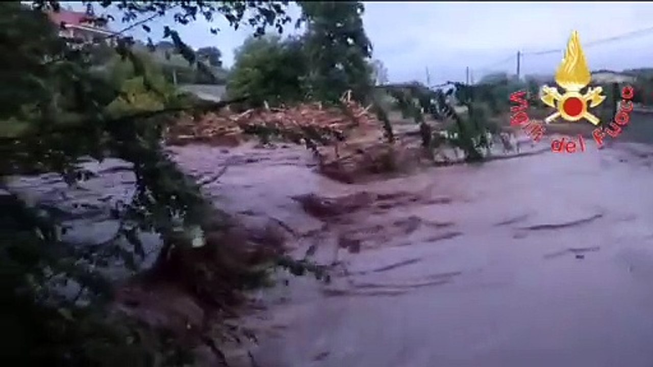 Maltempo nel Catanzarese: case isolate nel Lametino, chiusa la ss280 all'altezza del centro commerciale "Due Mari"