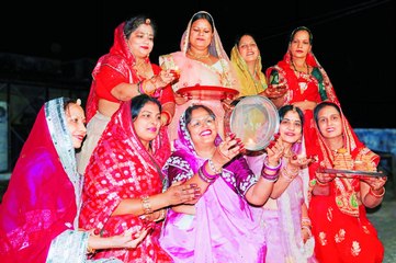 16  श्रृंगार के बाद चांद का इंतजार.... रात 8.30 बजे निहारा सौभाग्य का चांद