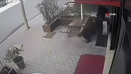 Kapının önünde oturmaya çıktılar! Otomobilin altında kaldılar