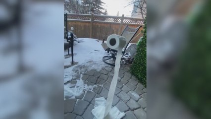 El frío extremo de Canadá hace que hasta el papel higiénico se quede congelado