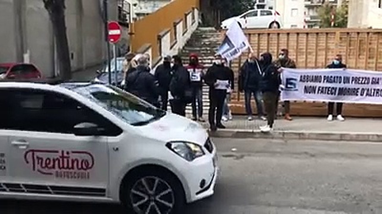 Esplodenti Sabino sotto al tribunale: "Abbiamo pagato un prezzo gi? alto, non fateci morire d'altro"