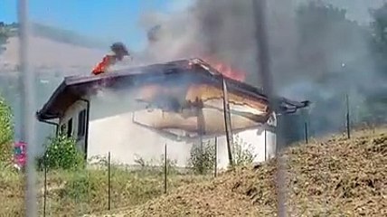 A fuoco una casetta in legno all'Aquila