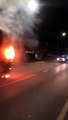 Una fiammata dal motore e il pulman va a fuoco