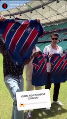 É O MUNDO! Estrelas da Netflix vestem camisa do Bahia e pegam baba na Fonte Nova