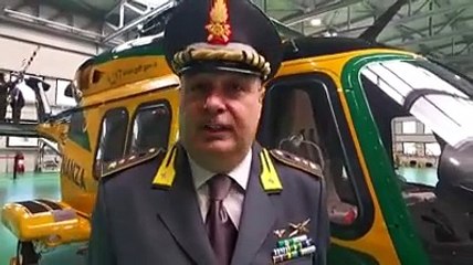 Pescara, la guardia di finanza presenta il nuovo elicottero e regala doni ai bambini