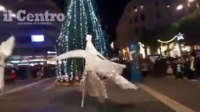 Pescara, in piazza le farfalle luminose dei trampolieri e il coro delle voci bianche