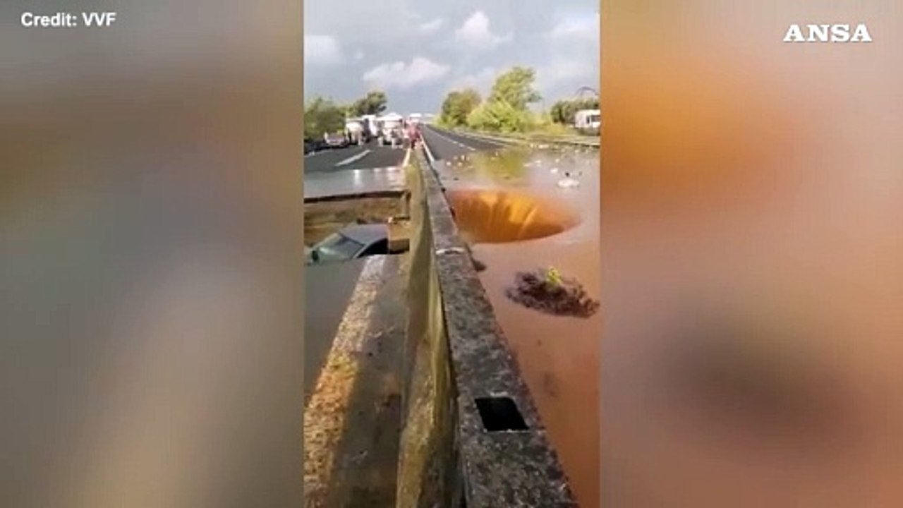 Maltempo a Catanzaro, auto ingoiata da una voragine sulla statale 280