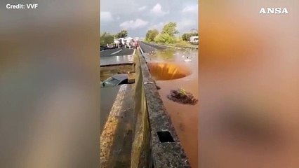 Maltempo a Catanzaro, auto ingoiata da una voragine sulla statale 280