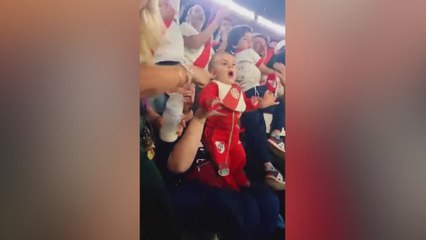 Una madre lleva a su bebé a ver a River y lo que sucede tras un gol es para alucinar
