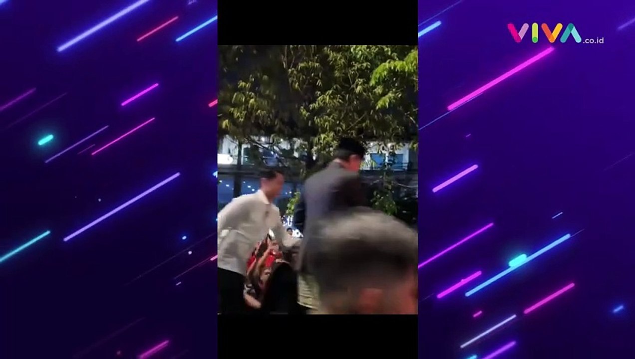 Mendarat di Solo, Jokowi Bagi-Bagi Kaos ke Masyarakat