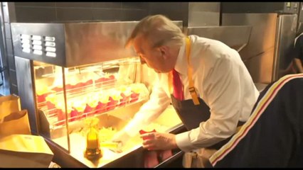Trump prepara patatine in un McDonald's e serve clienti: è divertente