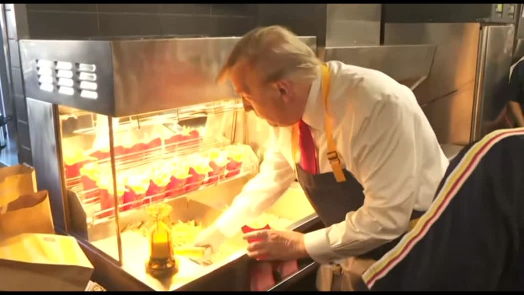 Video Trump prepara patatine in un McDonald's e serve clienti: è divertente