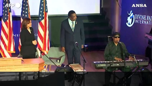 Stevie Wonder canta Happy Birthday per i 60 anni di Harris