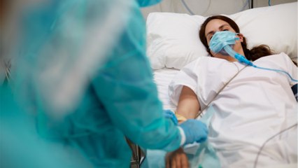 Lebensgefahr: Frau trinkt "zu viel Wasser" und muss auf die Intensivstation