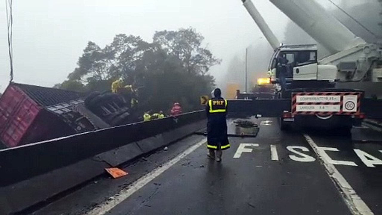 Carreta tomba sobre van e mata pelo menos seis pessoas na BR-376, em Guaratuba