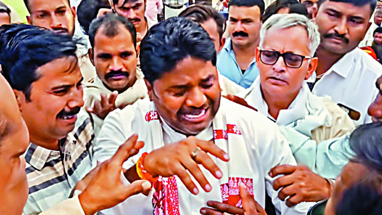 फूट—फूट कर रोने वाले नेता को राजी करने के लिए भेजा चार्टर प्लेन