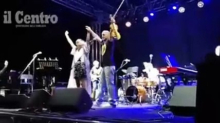 Che grinta Amii Stewart, la mitica Knock on wood con Alessandro Quarta a Pescara