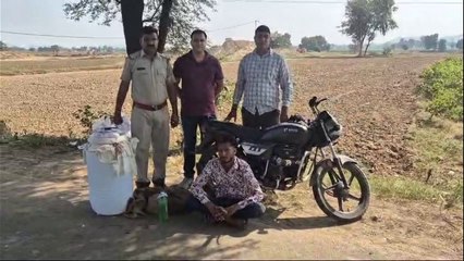 रामगढ़: 100 लीटर अवैध हथकढ़ शराब सहित गिरफ्तार