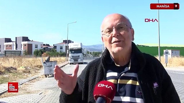 Manisa'da köpeklerden kaçarken az kalsın aracın altında kalıyordu