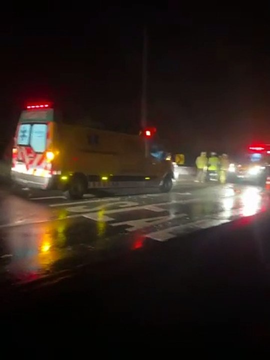 Acidente entre carreta e uma van deixa pelo menos seis mortos na BR-376