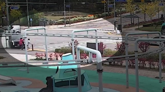 경찰관이 몰던 SUV 차량 인도 돌진...70대 행인 중상 / YTN