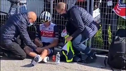 Le lacrime di Ciccone dopo la caduta al Giro