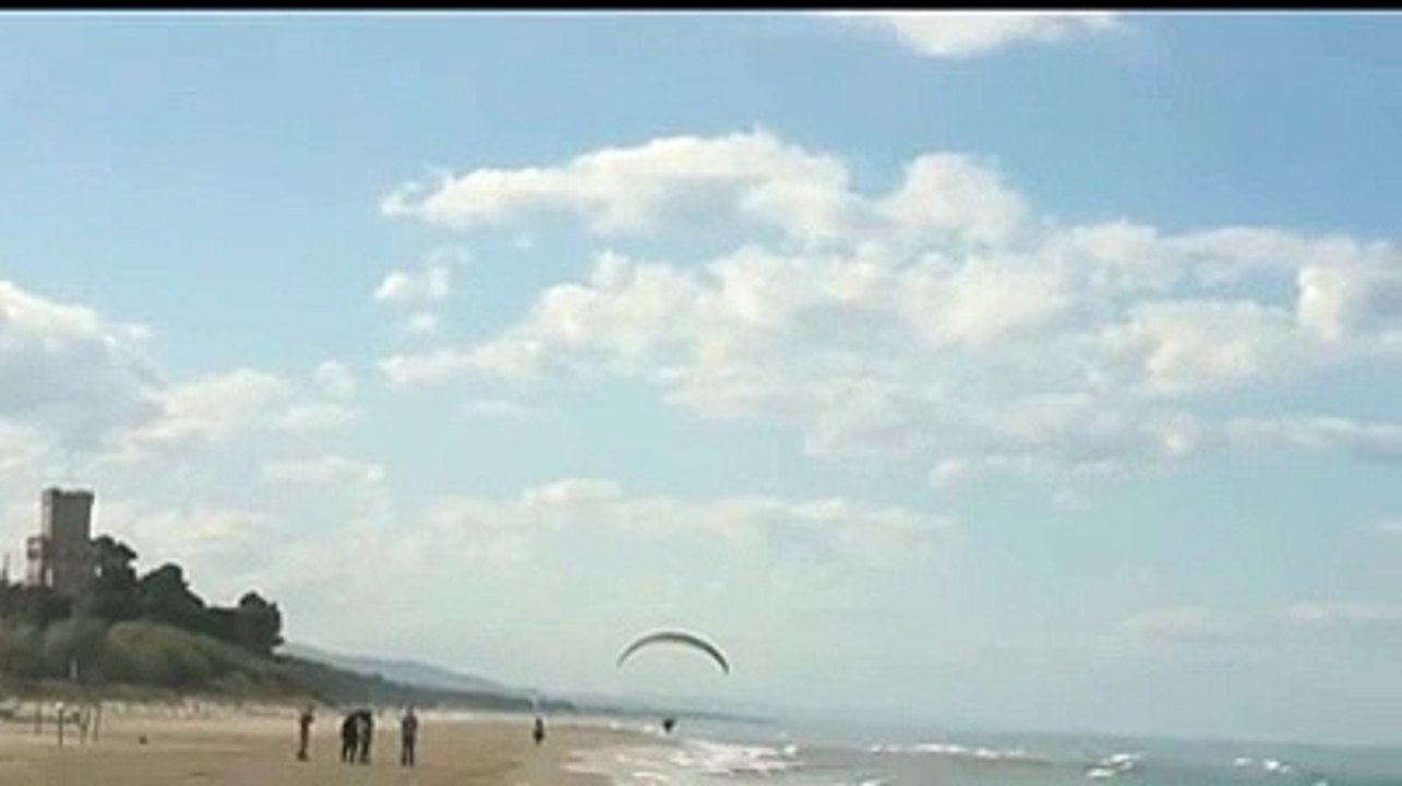 Gli ambientalisti: "Alla Torre di Cerrano bravate pericolose di parapendii a motore"